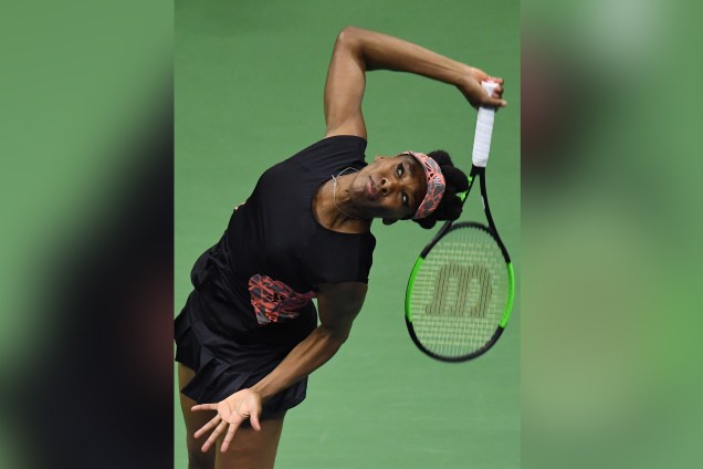 A americana Venus Williams realiza o saque na semifinal do US Open, contra Sloane Stephens, em Nova York, nos Estados Unidos