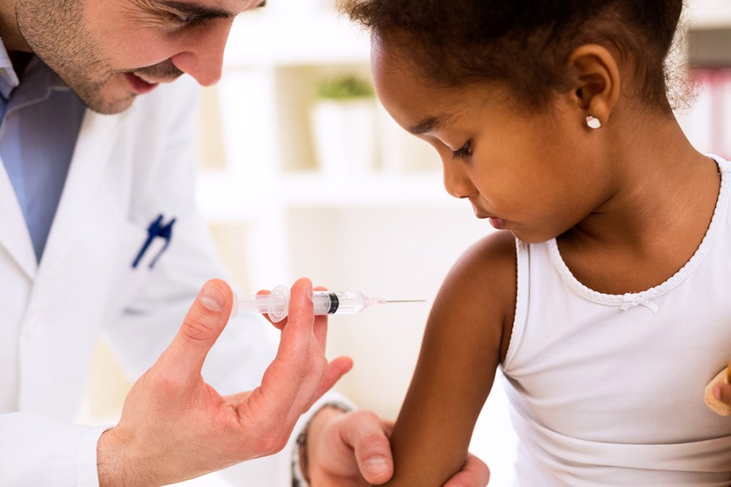 Em outros países, crianças menores de 12 anos já são vacinadas