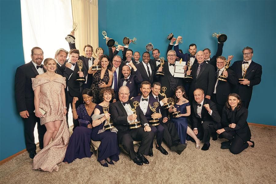 Elenco de ‘Veep’ com o troféu do Emmy 2016 de série cômica