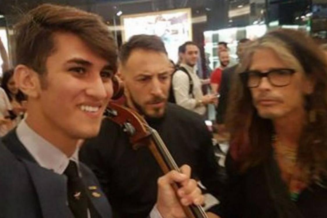 Steven Tyler canta com artistas de rua no Rio de Janeiro