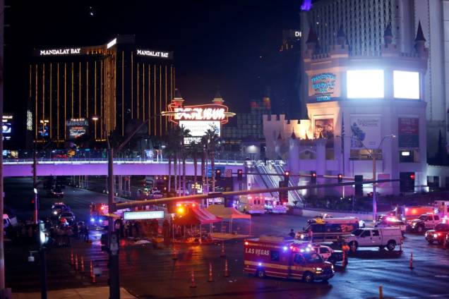 Polícia de Las Vegas e equipes médicas  estão no cruzamento da Avenida Tropicana e do Boulevard South de Las Vegas após um tiroteio em massa durante um festival de música - 02/10/2017