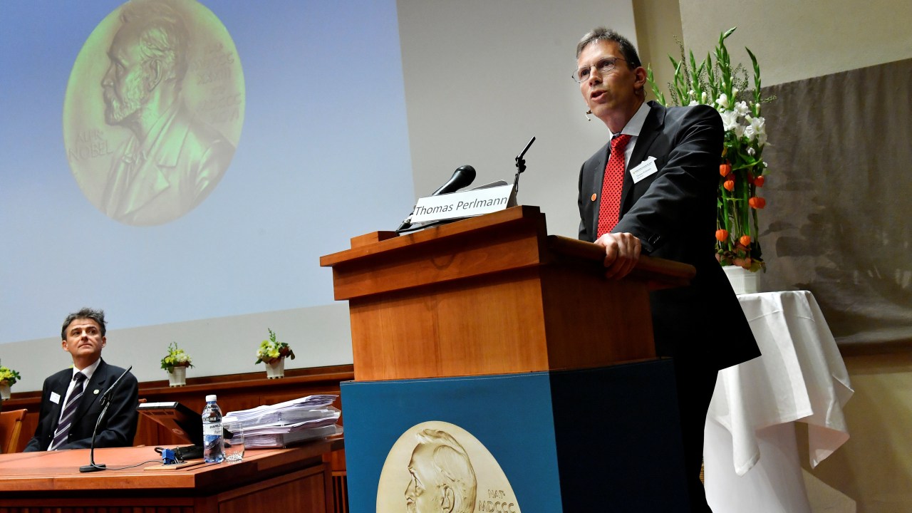 Thomas Perlmann, secretário do comitê do Nobel, anuncia os vencedores do prêmio de Medicina