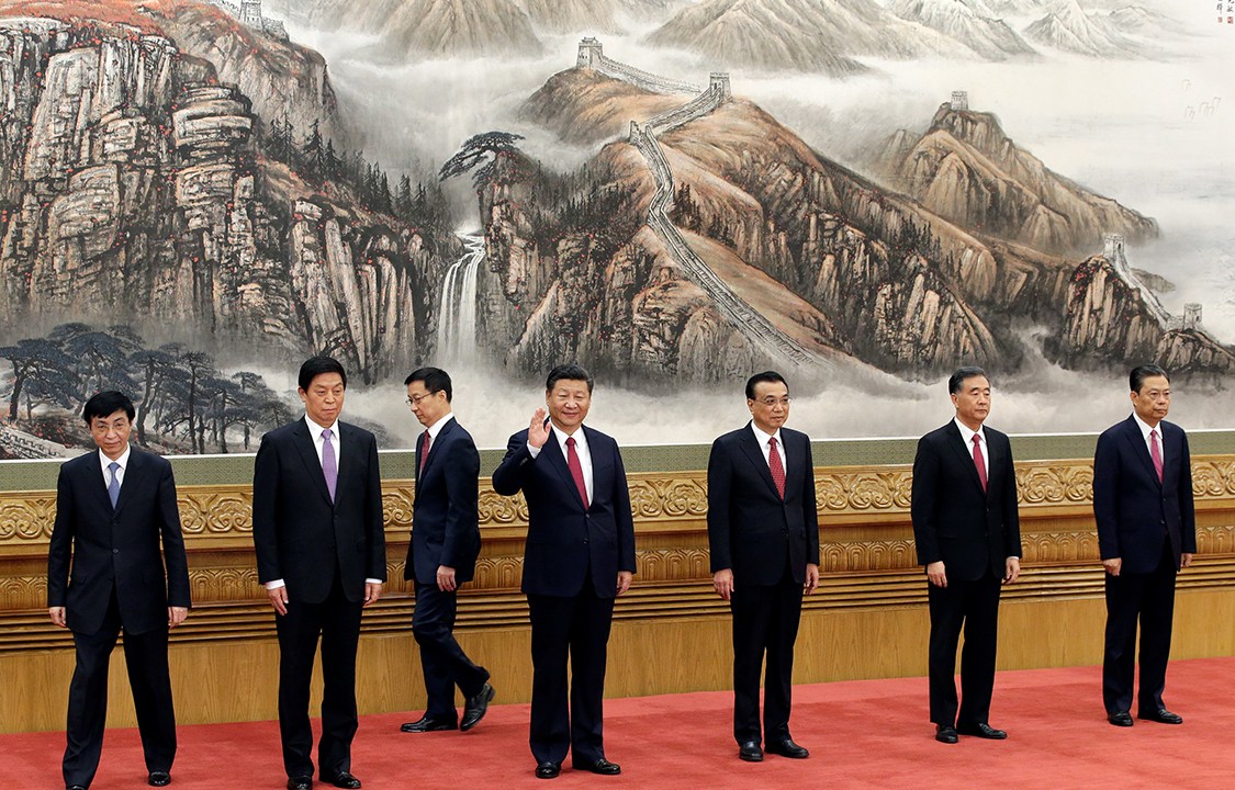Presidente da China, Xi Jinping, no centro da foto, e membros do comitê (esq. para dir.), Wang Huning, Li Zhanshu, Han Zheng, Li Keqiang, Wang Yang e Zhao Leji