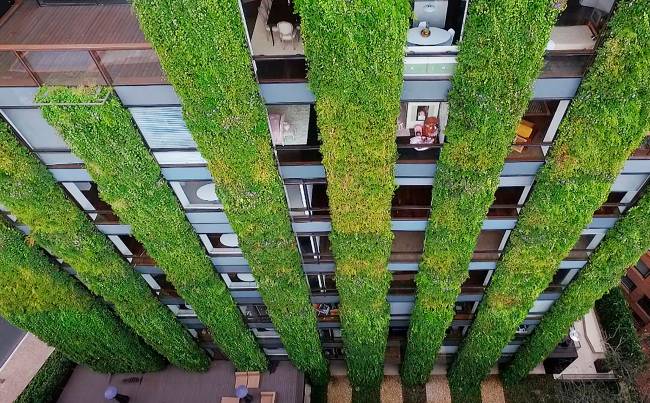 Oito edifícios com os mais encantadores jardins verticais