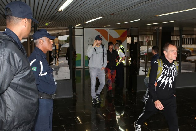 Ator Ashton Kutcher chega no aeroporto no Rio de Janeiro para casamento de Michelle Alves e Guy Oseary