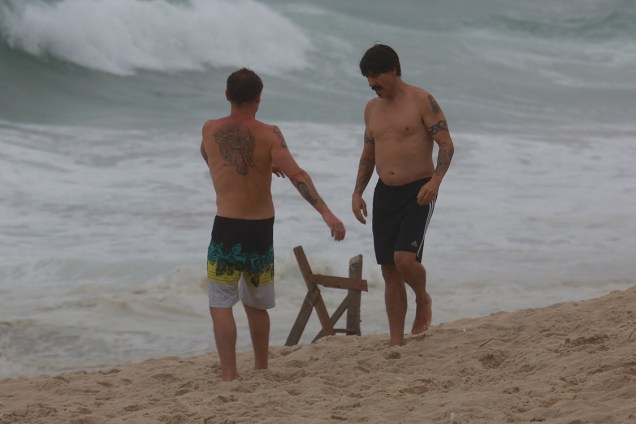 Anthony Kiedis e Flea, integrantes do Red Hot Chilli Peppers, se banham na praia de Ipanema, no Rio de Janeiro