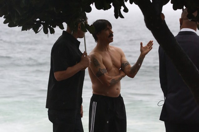 Anthony Kiedis e Flea, integrantes do Red Hot Chilli Peppers, se banham na praia de Ipanema, no Rio de Janeiro