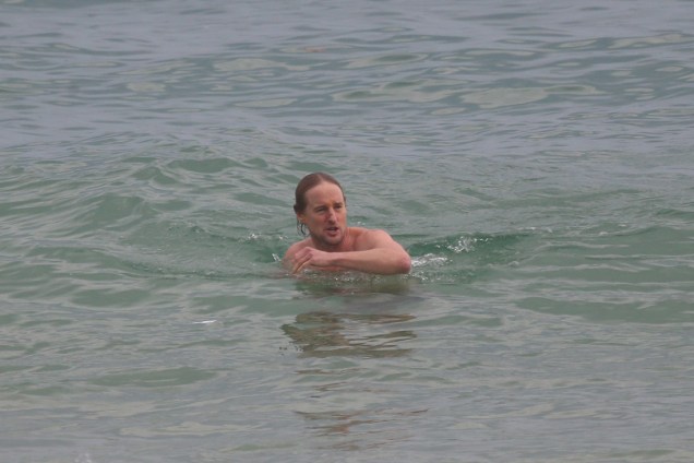 Ator Owen Wilson se banha na praia de Ipanema, no Rio de Janeiro