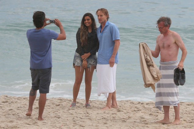 Owen Wilson tira foto com fãs na praia de Ipanema, no Rio de Janeiro