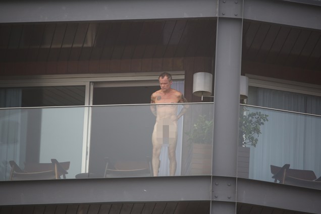 Flea, do Red Hot Chilli Peppers, aparece nu na varanda de seu quarto do Hotel Fasano, no Rio de Janeiro