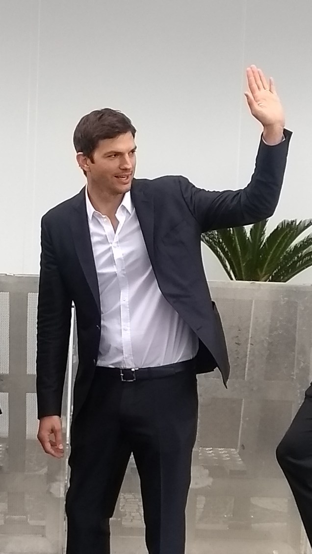 Ashton Kutcher chegando no casamento de Michelle Alves, no Rio de Janeiro