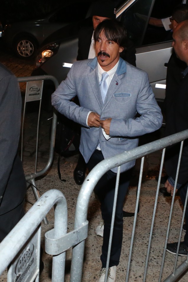 Anthony Kiedis chegando no casamento de Michelle Alves, no Rio de Janeiro
