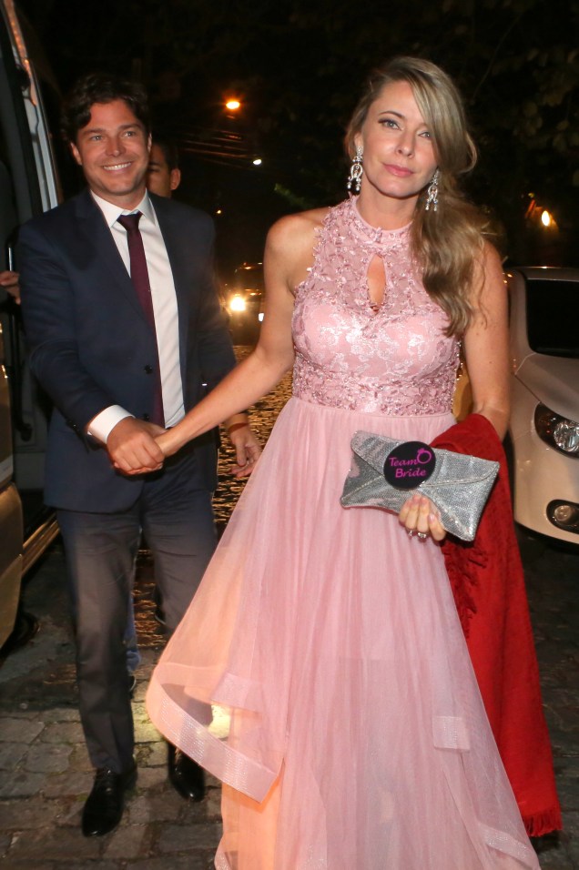O ator Erik Marmo e a mulher, Larissa Burnier chegando no casamento de Michelle Alves