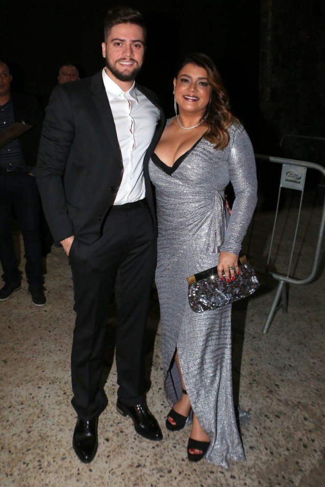 Petra Gil e seu marido Rodrigo Godoy na chegada ao casamento da modelo Michelle Alves