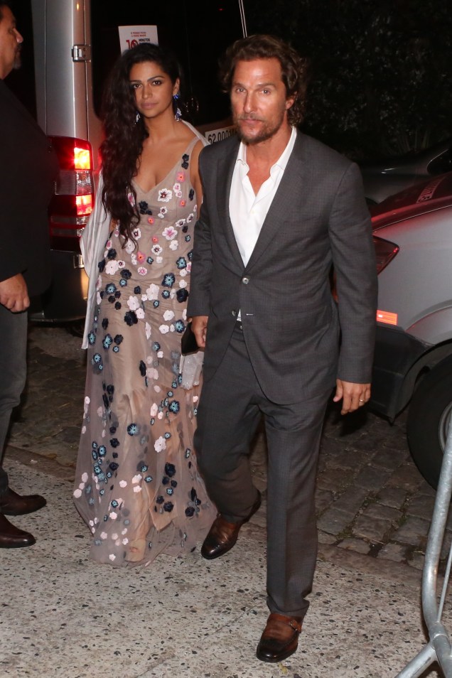Matthew McConaughey e Camila Alves chegando no casamento de Michelle Alves, no Rio de Janeiro