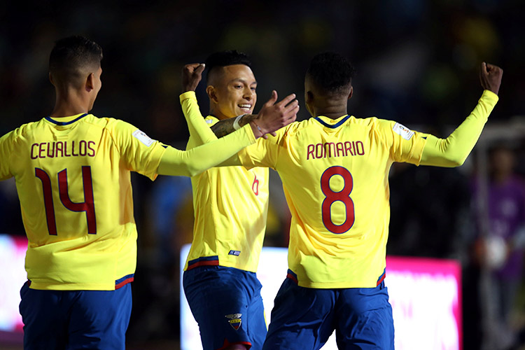 Jogadores do Equador comemoram gol contra a Argentina, pelas Eliminatórias da Copa da Rússia, em Quito
