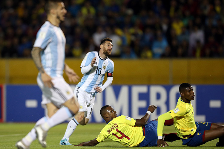 Messi comemora gol contra o Equador, pelas Eliminatórias da Copa da Rússia, em Quito