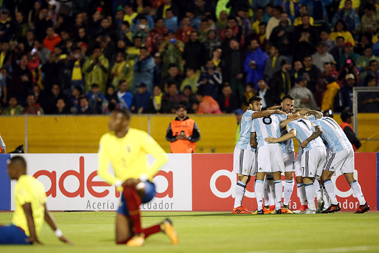 Jogadores da Argentina comemoram gol contra o Equador, pelas Eliminatórias da Copa da Rússia, em Quito