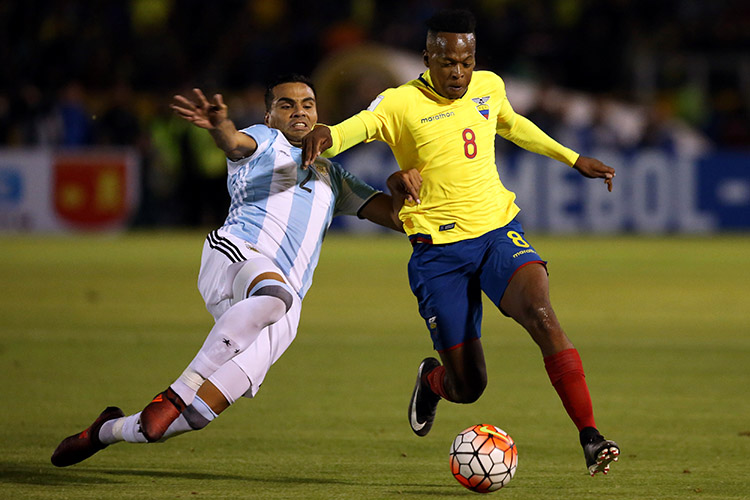 Disputa de bola na partida entre Equador e Argentina, pelas Eliminatórias da Copa da Rússia, em Quito