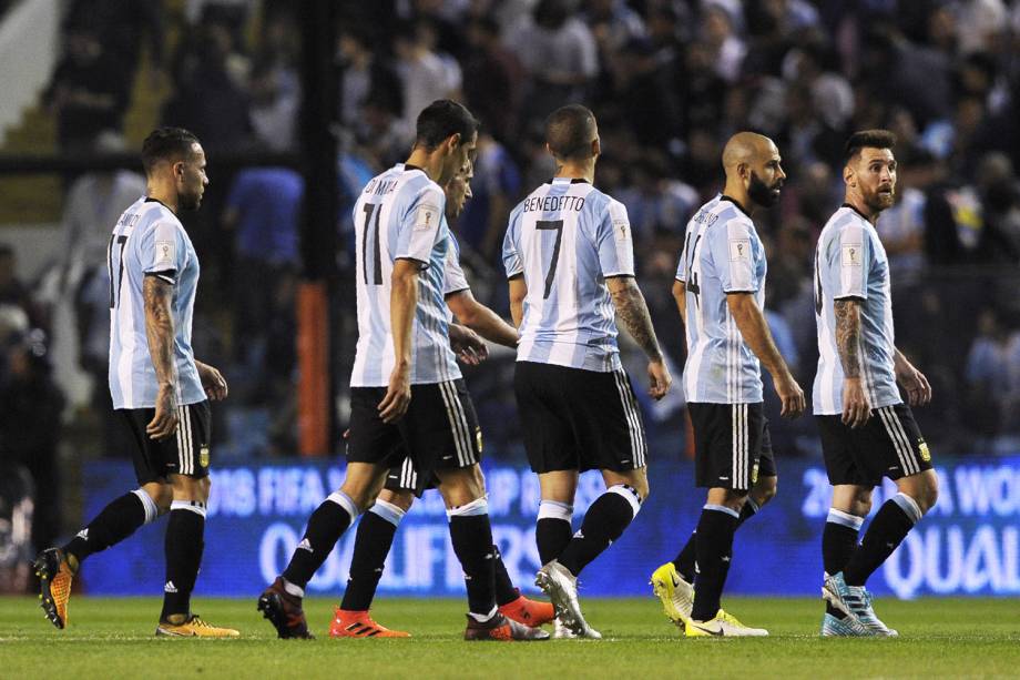 Jogadores da Argentina deixam o campo no intervalo do jogo contra o Peru, em Buenos Aires - 05/10/2017