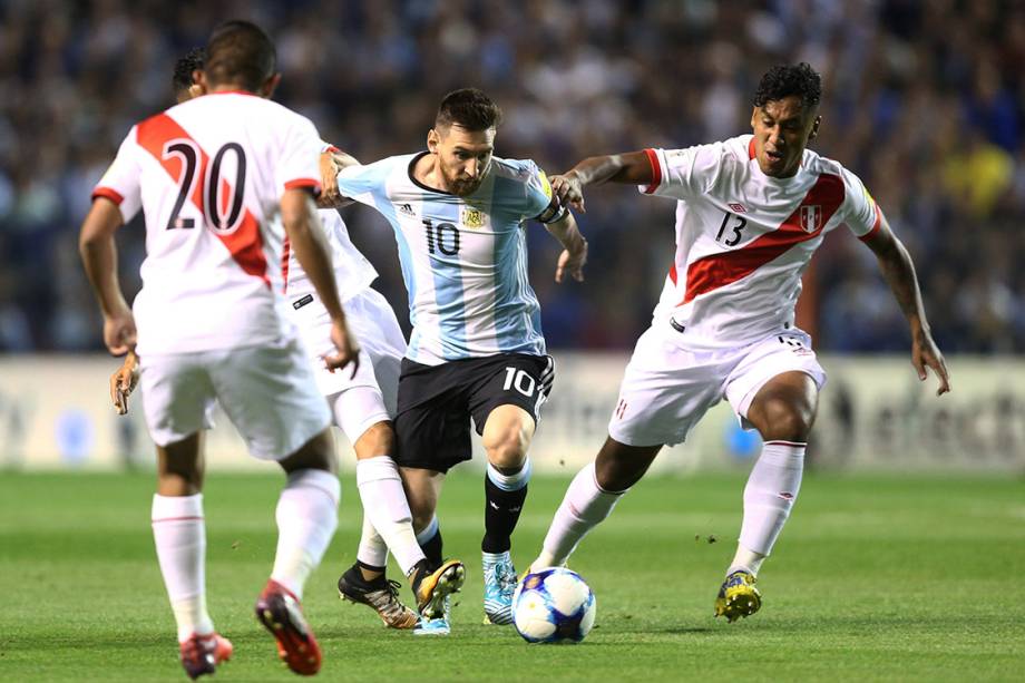 Messi durante disputa de bola no jogo entre Argentina e Peru, em Buenos Aires
