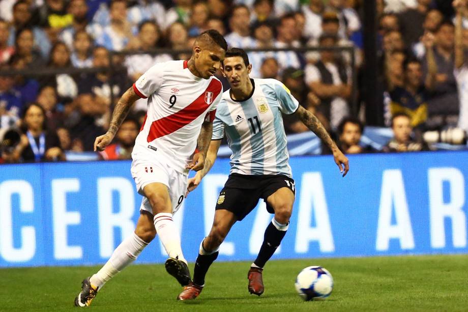 Disputa de bola na partida entre Argentina e Peru, em Buenos Aires - 05/10/2017