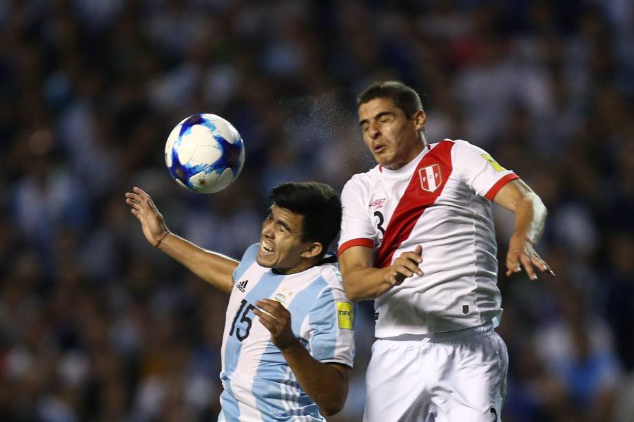 Disputa de bola na partida entre Argentina e Peru, em Buenos Aires - 05/10/2017