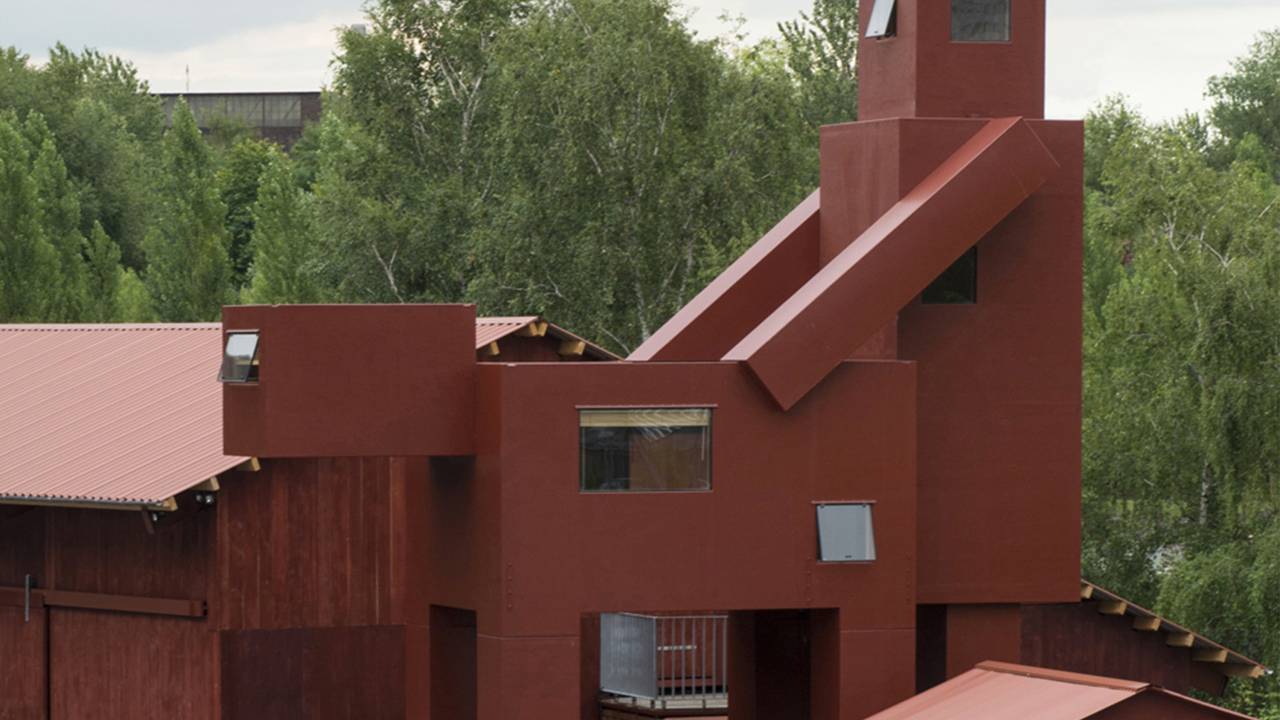 Instalação de arte "O Bom o Mau e o Feio" pelo Atelier Van Lieshout, em Bochum, na Alemanha