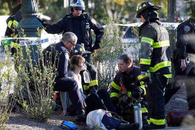 Mulher é socorrida por equipes de resgate, após caminhão avançar sobre ciclistas em uma ciclovia, em Nova York - 31/10/2017