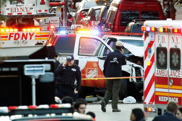 Polícia faz isolamento após motorista invadir ciclovia em Nova York, na região sul de Manhattan - 31/10/2017