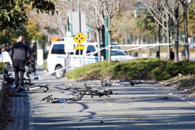 Várias bicicletas são vistas destruídas em uma ciclovia, após caminhão atropelar ciclistas, em Nova York - 31/10/2017
