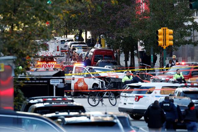 Caminhão é visto destruído após avançar em uma ciclovia e atropelar vários ciclistas, em Nova York - 31/10/2017