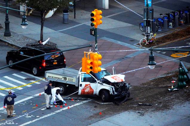 Caminhão é visto destruído após avançar em uma ciclovia e atropelar vários ciclistas, em Nova York - 31/10/2017