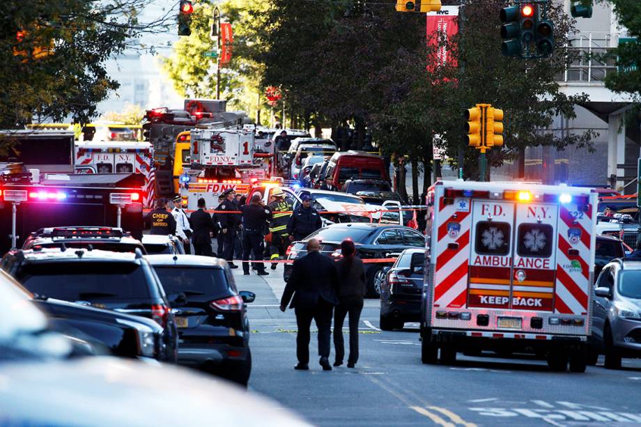 Polícia faz isolamento após motorista invadir ciclovia em Nova York, na região sul de Manhattan - 31/10/2017