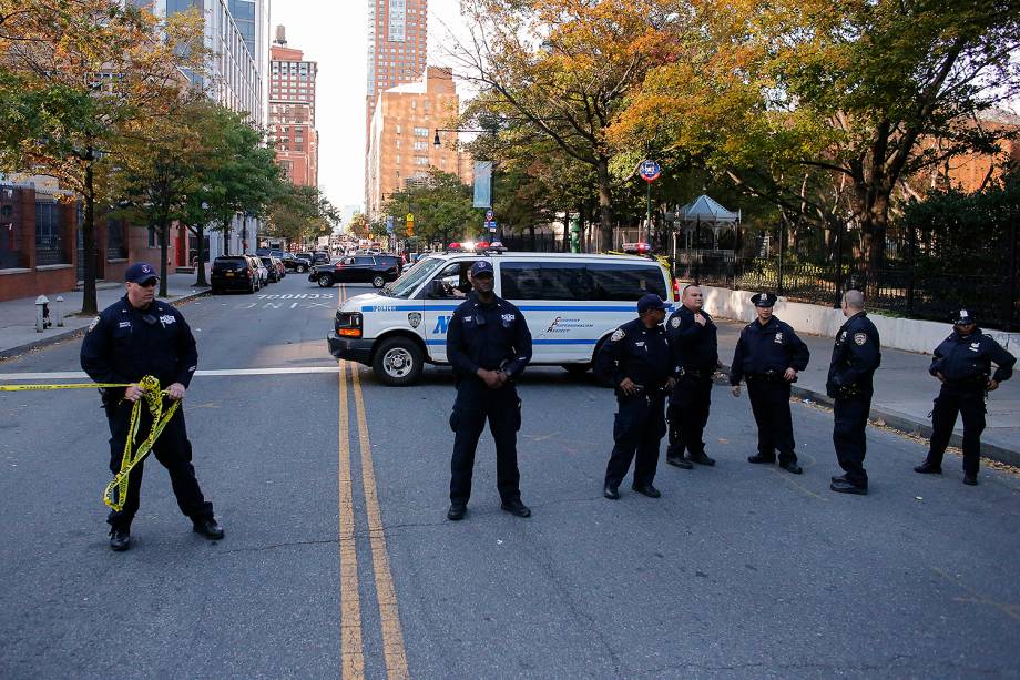 Polícia faz isolamento após motorista invadir ciclovia em Nova York, na região sul de Manhattan - 31/10/2017