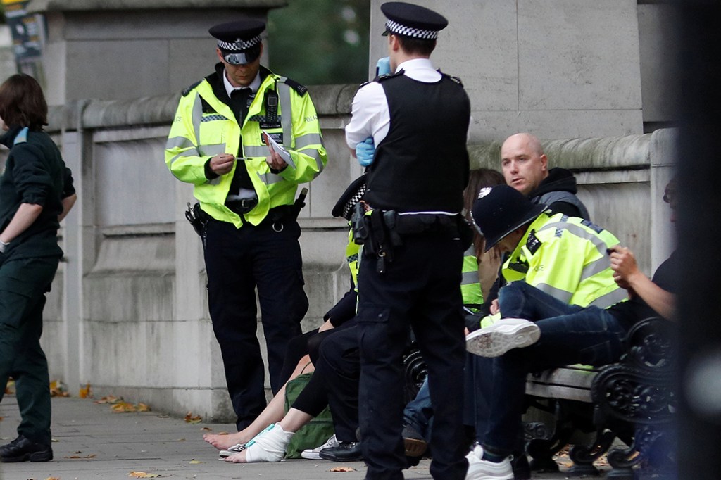 Policiais auxiliam vítima de atropelamento, em frente ao Museu de História Natural de Londres, na Inglaterra