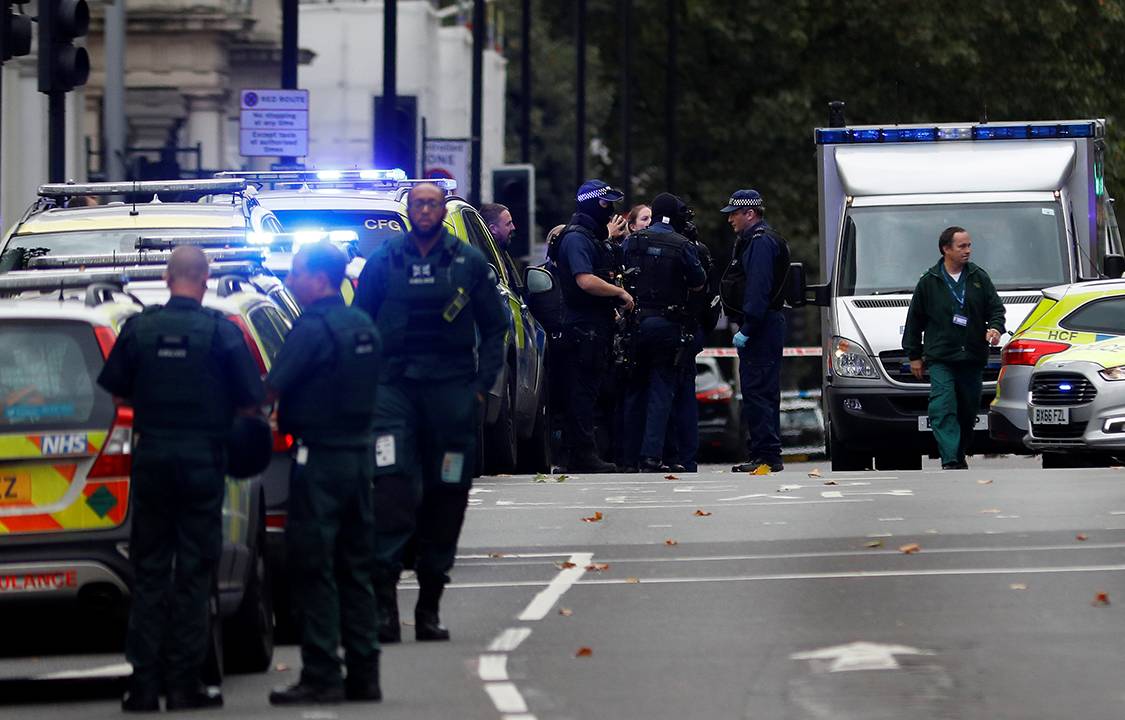 Policiais auxiliam vítima de atropelamento, em frente ao Museu de História Natural de Londres, na Inglaterra