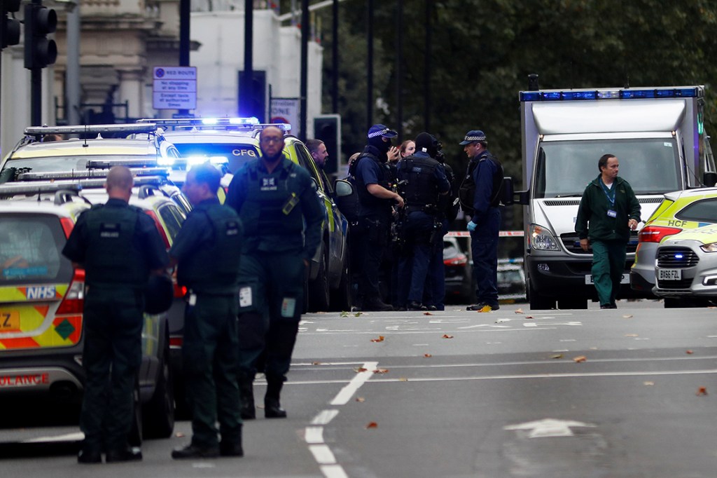 Policiais auxiliam vítima de atropelamento, em frente ao Museu de História Natural de Londres, na Inglaterra