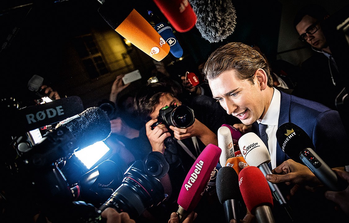 Austria's Foreign Minister and leader of Austria's centre-right People's Party (OeVP) Sebastian Kurz is surrounded by media as he arrives at Hofburg Palace for a TV debate following the general elections in Vienna, Austria, on October 15, 2017. Voting began in Austria in a snap election tipped to see conservative Sebastian Kurz, 31, become the EU's youngest leader and form an alliance with the far-right, in the bloc's latest populist test. / AFP PHOTO / VLADIMIR SIMICEK