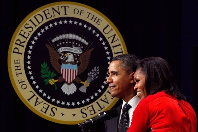 A primeira-dama Michelle Obama abraça o presidente Barack Obama durante assinatura de novas leis, em Washington - 21/011/2017