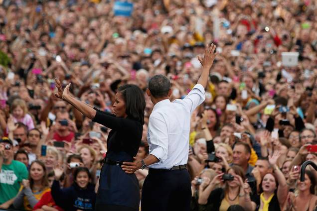 Barack Obama e Michelle Obama acenam para o público durante campanha em Iowa - 07/09/2017
