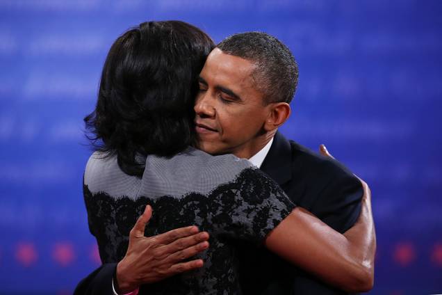 Barack Obama e Michelle Obama se abraçam após debates presidenciais em Boca Raton, Flórida - 22/10/2012