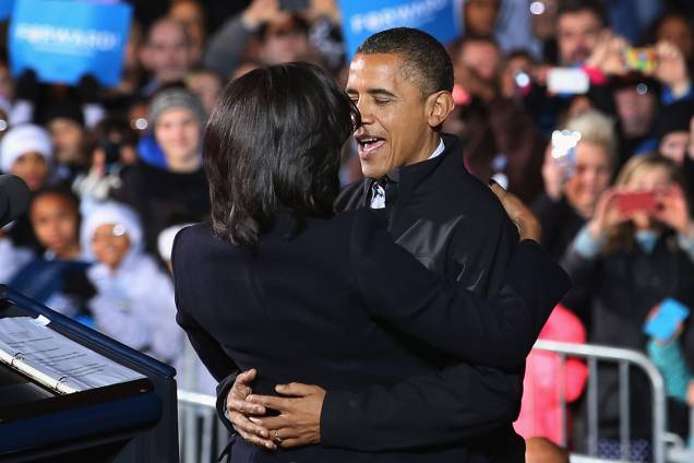 Barack e Michelle Obama se abraçam durante comício após as eleições de 2012, em in Des Moines, Iowa - 05/011/2012