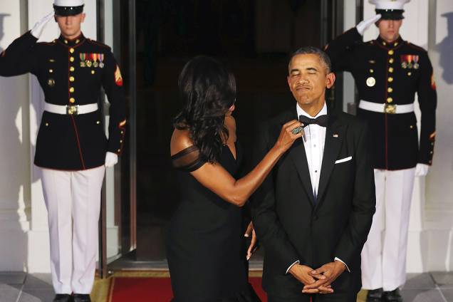 Michelle Obama ajeita a gravata de Barack Obama enquanto aguardam a chegada do presidente chinês Xi Jinping na Casa Branca, em Washington - 25/09/2015