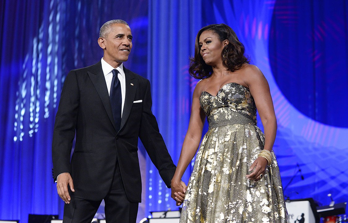PRIMEIRA DAMA: Ao lado do marido, o ex-presidente dos EUA, Barack Obama, Michelle virou ícone de estilo com cabelos lisos, vestidos longos e cintura marcada 