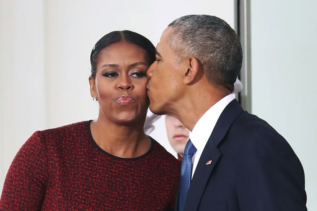Barack Obama beija sua esposa Michelle Obama durante posse do presidente eleito Donald Trump, em Washington - 20/01/2017