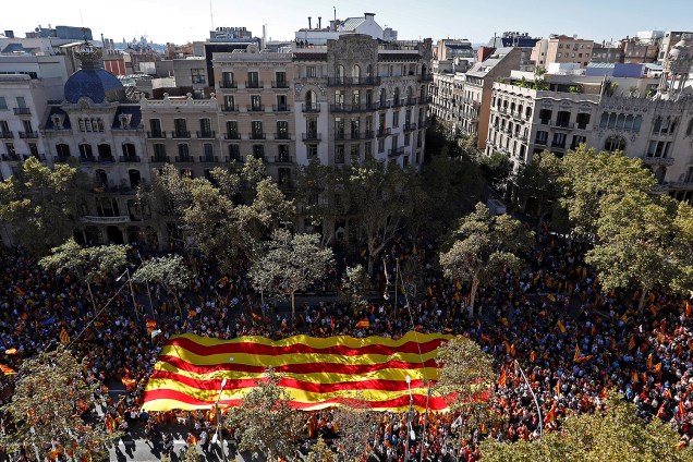 Milhares de pessoas contrárias à declaração de independência da Catalunha foram às ruas, em Barcelona - 29/10/2017