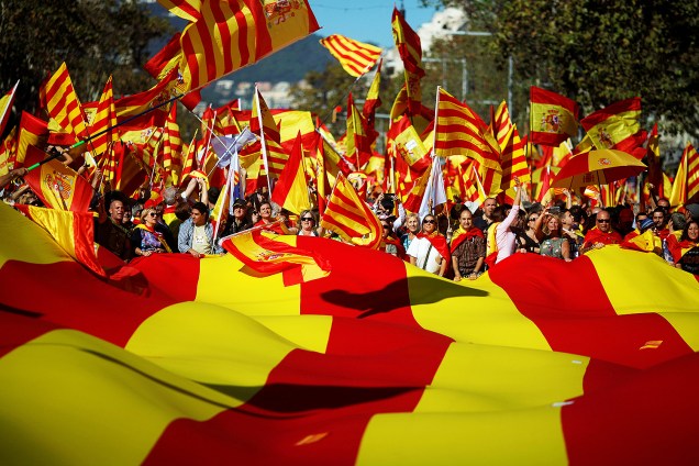 Milhares de pessoas contrárias à declaração de independência da Catalunha foram às ruas, em Barcelona - 29/10/2017