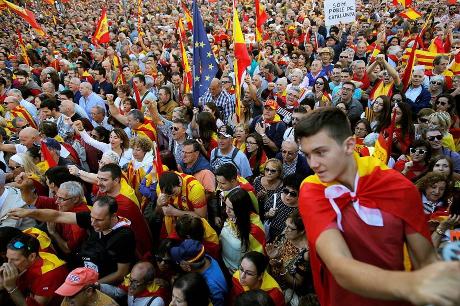 Manifestantes contrários à independência da Catalunha saem às ruas em Barcelona - 29/10/2017