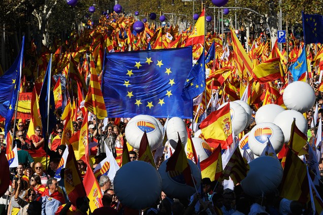 Milhares de espanhóis vão às ruas contra a independência catalã